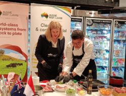 Julie Collins Menteri Australia Memasak Rendang di Indonesia