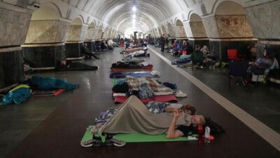 Dihujani Serangan Udara Rusia, Warga Kyiv Berlindung di Stasiun Kereta Bawah Tanah – Teror Rusia di Kyiv: Warga Berlindung di Bawah Tanah