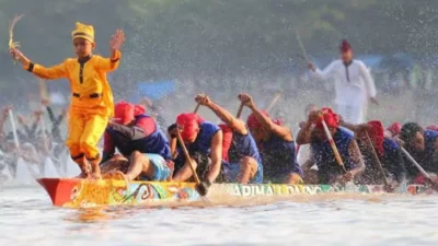 Pacu Jalur: Balap Perahu Tradisional Riau Viral