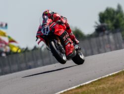 FP2 WSBK Inggris: Bulega Tampil Gemilang di Sirkuit