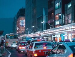 Pria Inggris Bikin Lalu Lintas Macet dengan Berdiri di Tengah Jalan