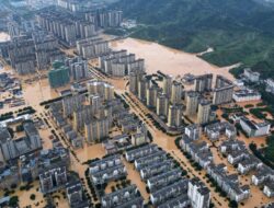 Aksi Heroik Suami Menyelamatkan Istri di China Saat Banjir