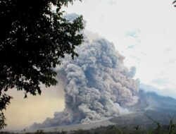 Gunung Berapi Krasheninnikov Rusia Meletus Setelah 450 Tahun Tidur