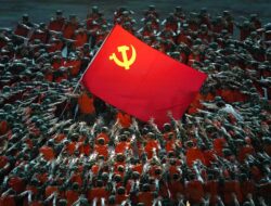 Pria China Proyeksikan Slogan Anti-Komunis: Aksi Langka