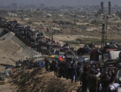 Pengungsi Palestina Menuju Wilayah Selatan: Potret Antrean di Kota Gaza