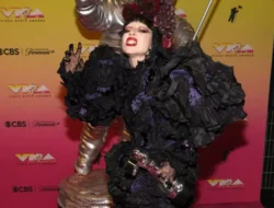 Raih Gelar Anugerah Artis Terbaik di MTV VMA 2025 bersama Lady Gaga